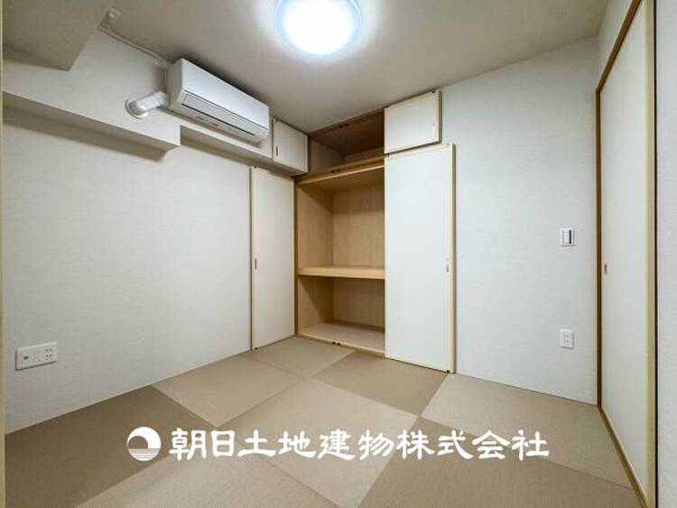 内装 【和室】近年減少傾向にありますが、和室があることで落ち着きと癒しの空間が生まれます。来客時の客室としても利用できます