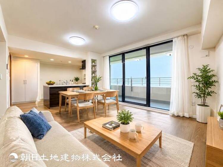 居間 【リビング】開放的で明るい空間が広がるLDK。リビングには潤沢な太陽が降り注ぎ、爽やかな住空間を演出できます