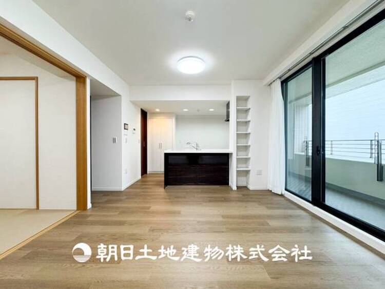 居間 【リビング】リビングにはみんなが集い食事や楽しい会話でついつい時を忘れてしまう。そんな束の間の幸せを感じさせてくれる場所