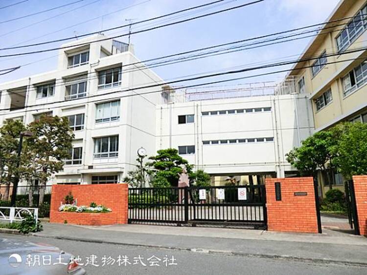 周辺 【向丘中学校】840ｍ　落ち着いた学習環境と豊かな自然に囲まれた学校です。生徒一人ひとりの個性を尊重し、行事や部活動を通して主体性や協調性を育む温かな教育を実践しています。