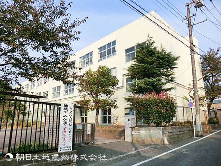 周辺 【桜台小学校】570ｍ　緑が多く、穏やかで開放的な高台の住宅街に立地する小学校です。教科分担制や算数の少人数制を取り入れたりと、学びのサポート体制が整っています。