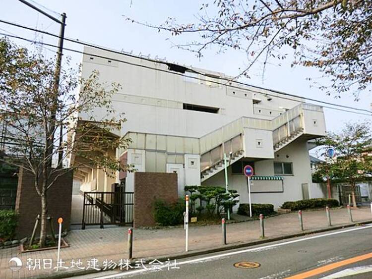 周辺 【岩崎中学校】540ｍ　高台の開放感あふれる景色を望む校舎で、のびのび学ぶことができます。私服での登校も可能で、生徒一人ひとりの個性や多様性を尊重しているのも魅力です。