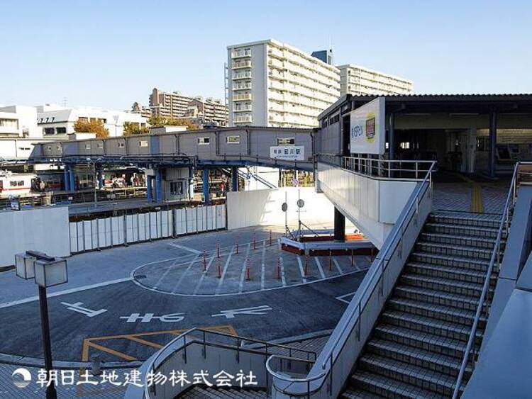 周辺 【星川駅】1120ｍ　相鉄線快速利用で横浜駅へ４分とアクセス良好。商業施設も充実し、マンションが立ち並ぶ整然とした街並みと自然も感じられる開けた明るい駅前空間が広がっています。