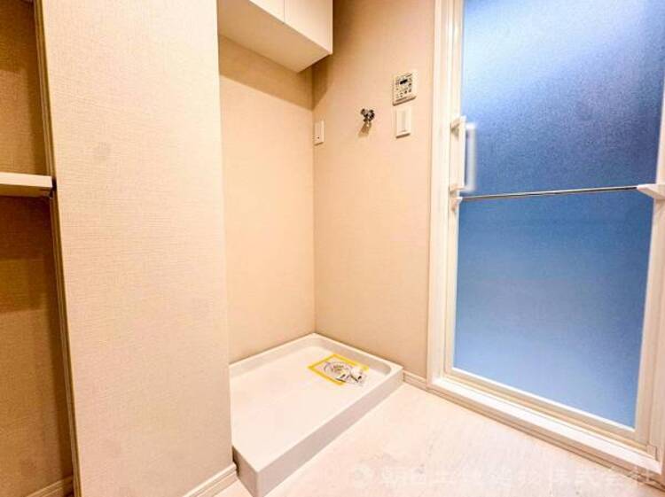 洗面 【洗面・脱衣所】ストレスフリーな広いランドリースペース。大きな洗濯機乾燥機もしっかりとおけます。