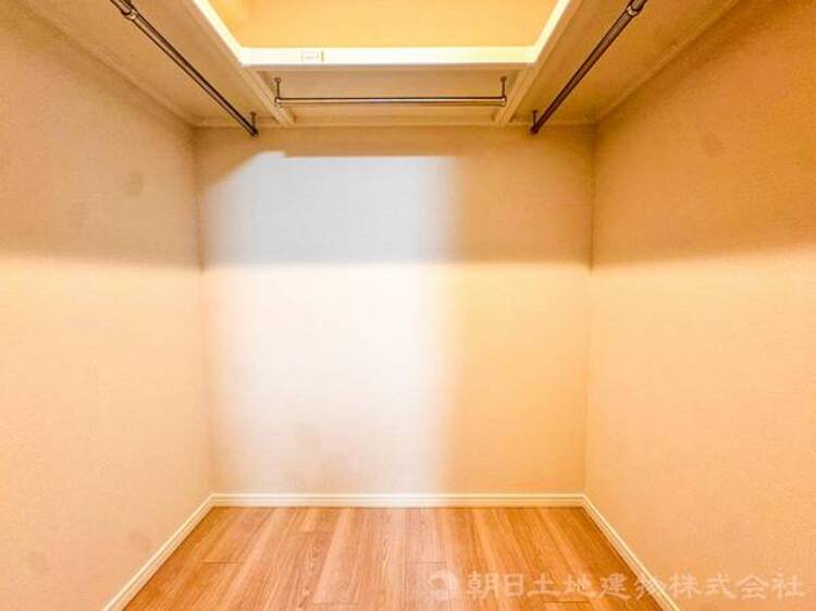 収納 【収納】適材適所に設けた収納は、奥行きもあり多くの物の収納が可能です。扉を閉めるとパッと隠すことができるので、いつでも室内が整理整頓でき気持ちのいい空間として使えます!