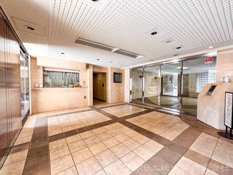 エントランス 重厚感の溢れるエントランスはマンションの顔！帰宅時、来客時に誇れる空間を演出します！