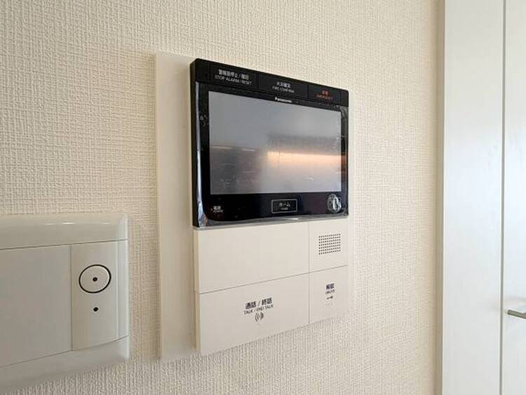 設備 【モニター付インターホン】お子様のお留守番にも安心なＴＶモニタ付インタホン。来客者を確認できる上に留守中の録画もできます
