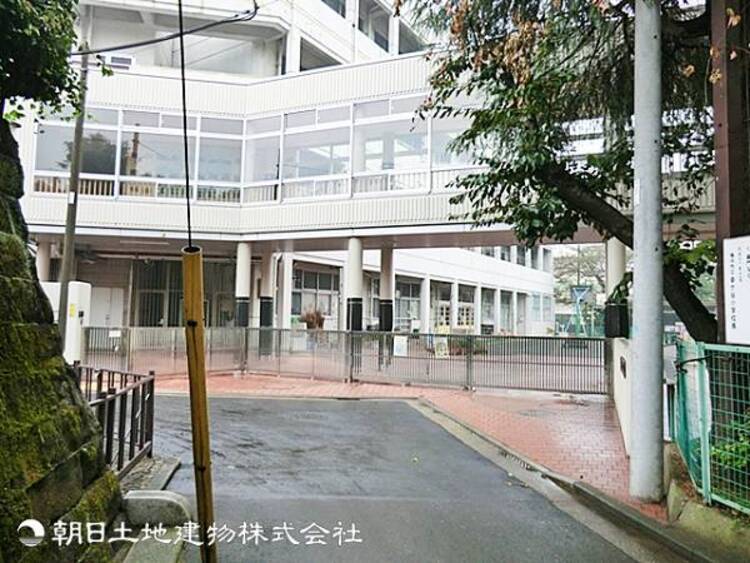 周辺 【幸ヶ谷小学校】1200ｍ　横浜駅近の好立地にありながら緑豊かな環境。地域と連携した体験活動や伝統ある特色ある教育で児童の心身を育む小学校です。