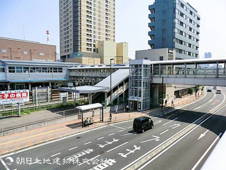 周辺 【東神奈川駅】1200ｍ　横浜駅まで1駅という抜群のアクセスを誇り、JR複数路線と京急線が使えて便利。商業施設や豊かな自然も揃う快適な街です。
