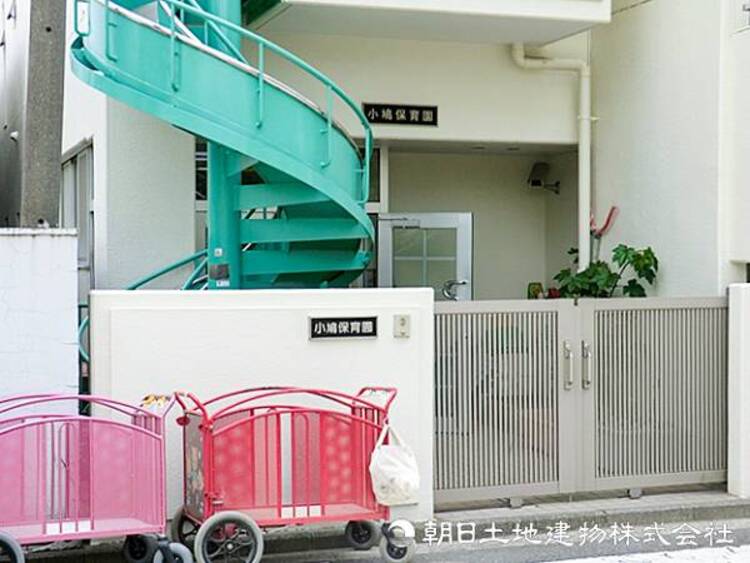 周辺 【小鳩保育園】1160ｍ　東神奈川駅近くの便利な環境にあり、たっぷりの戸外遊びや絵本、食育を通して、心身ともにたくましい子どもの育ちを支える認可保育園です。
