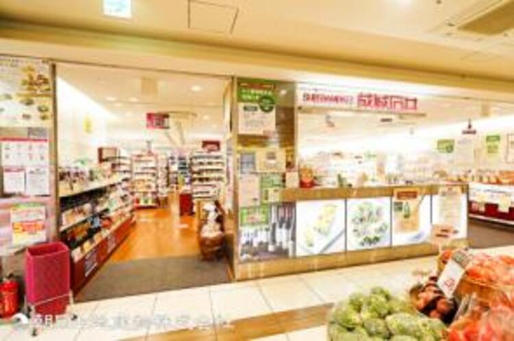 周辺 【成城石井シャルプラット東神奈川店】1400ｍ　東神奈川駅直結のシァルプラット2階。こだわりのお惣菜やワイン、世界各地の美味しい食材が揃い、仕事帰りの買い物にも便利な店舗です。