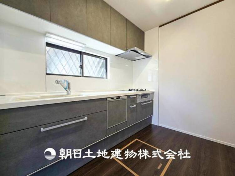 キッチン 【キッチン】住宅の主役でもあり、日常生活を過ごす上で重要な水回りでもあるからこそ機能性・デザイン性に拘りました。お掃除のしやすいシステムキッチンを設置しました。