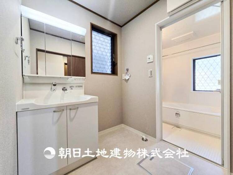 洗面 【洗面化粧台】慌ただしい1日が始まり、充実した1日の終わりを締めくくる洗面所。快適に過ごせることはもちろん、収納や機能性を兼ね備えた洗面化粧台です。