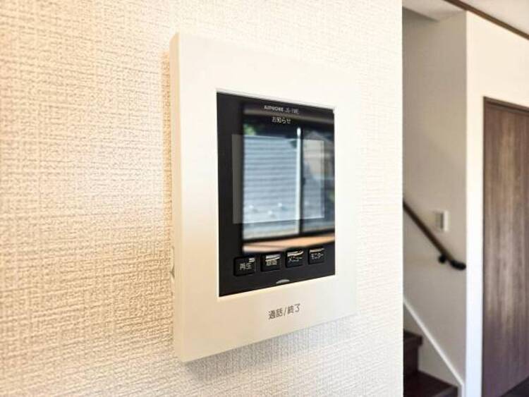 設備 【設備】訪問者の確認が出来るので、セキュリティ対策にも最適のモニター付きインターホン。
