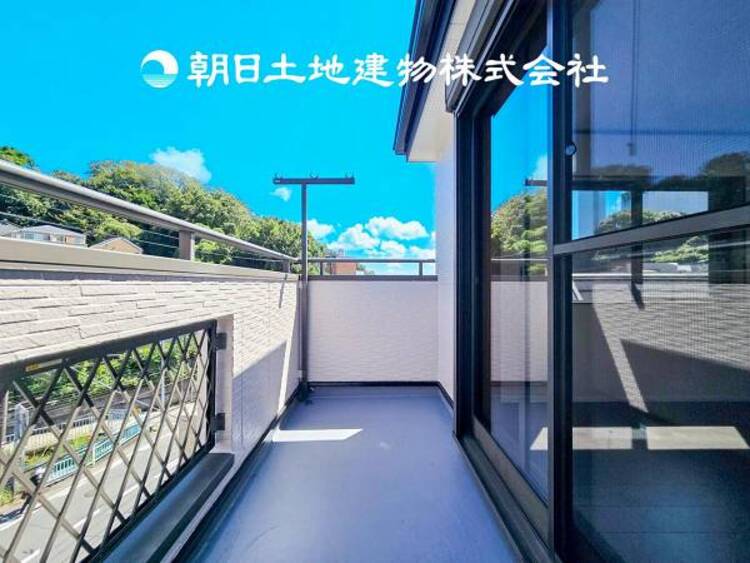 バルコニー 【バルコニー】温かい太陽を感じる事ができるのは、目の前に遮るものが無いから。彼方に広がる風景が絵画のように広がります。
