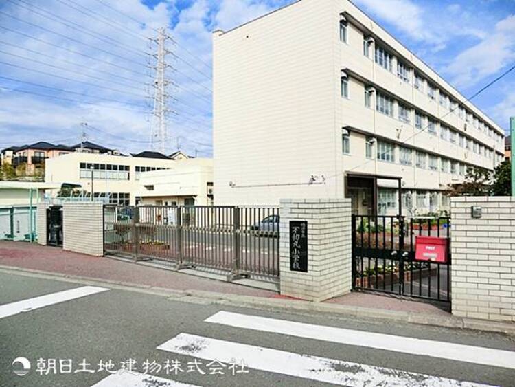 周辺 【不動丸小学校】900ｍ　自然と住宅が調和した整った環境にある開放的な立地の小学校です。穏やかな空気の中でお子様の素直さを伸ばし、地域との交流や体験的な学びも大切にしています。