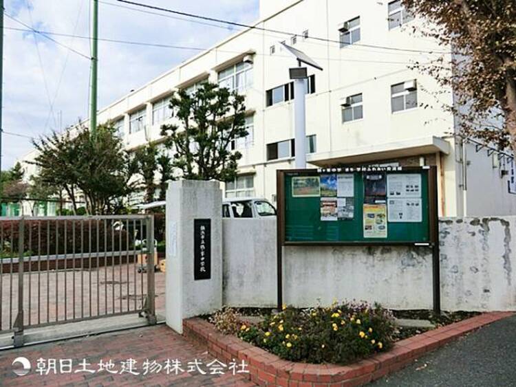 周辺 【鶴ケ峯中学校】1700ｍ　地域に密着した安心感のある中学校で、落ち着いた環境の中で毎日を過ごせます。部活動や行事も盛んで、充実した学校生活を送れる魅力ある学びの場です。