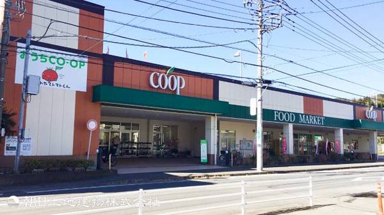 周辺 【ユーコープ白根店】1400ｍ　生協ならではの品質基準による新鮮なお野菜・お肉・お刺身が好評で、小さなお子様のいるご家庭にも安心です。通路が広く落ち着いてお買い物ができます。