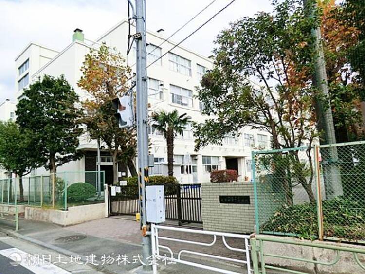 周辺 【長津田第二小学校】900ｍ　静かな住宅地で車通りも比較的少ない安心の通学環境です。敷地が広くのびのび体を動かすことができ、学習面・生活面のサポートも丁寧です。