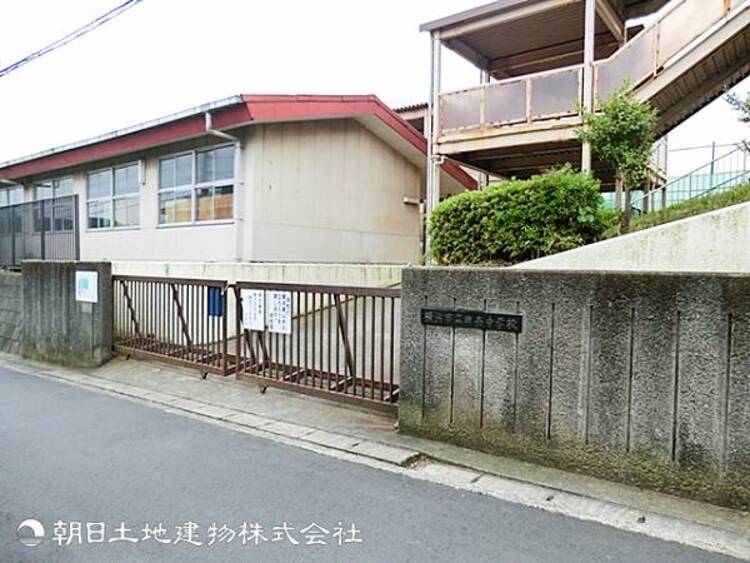 周辺 【田奈中学校】800ｍ　横浜市有数の大規模校で、部活動や学校行事、地域との交流が盛んな活気ある中学校です。生徒の自主性を尊重する校風のもと自立心が育まれます。