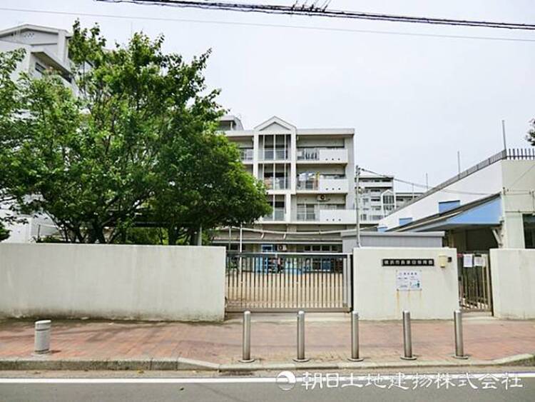 周辺 【長津田保育園】540ｍ　隣接する長津田公園の豊かな自然環境に恵まれ、四季折々の体験を通じて「いきいきと生きる子」を育むアットホームな保育園です。