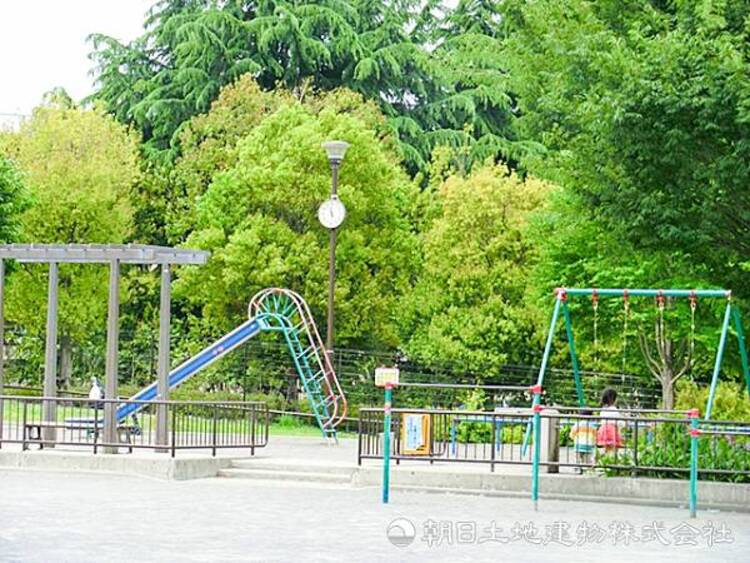 周辺 【杉山原公園】280ｍ　広々としたグラウンドや遊具、健康器具を備え、春には美しい桜も楽しめる。子どもから大人まで地域住民の憩いの場として親しまれている公園です。