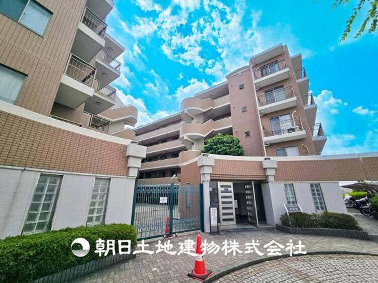 外観 【現地外観】 子育てにも良い環境。緑に恵まれたエリアでゆとりある住環境が整っています。