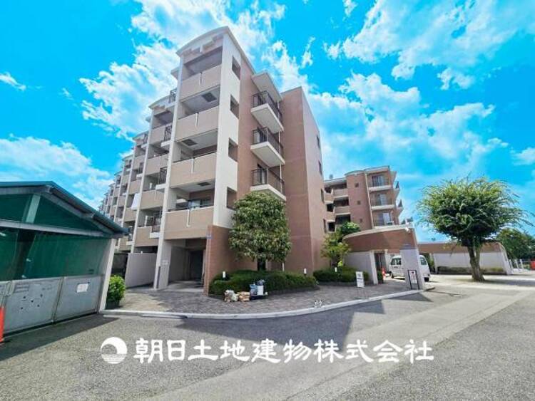 外観 【現地写真】爽やかな青空の下に贅沢なほどに降り注ぐ陽光、豊かな居住性と、クオリティが見事に調和した空間は、住まうことの喜びを感じさせてくれます。