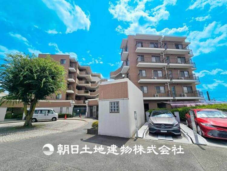 外観 【現地写真】目の前に手を伸ばせば、触ることが出来そうな環境が、そのままインテリアになったような印象です。その豊かな眺望にふさわしい空間には、通風・採光にも優れ、心地よい光と風があふれています。