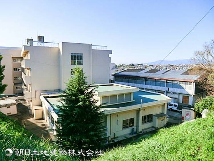 周辺 【市ケ尾小学校】1400ｍ　教育・施設・イベントなどのバランスが良い小学校で、先生の対応も丁寧と評判です。教育意識の高い家庭が多く落ち着いた雰囲気で、安心して通わせられます。