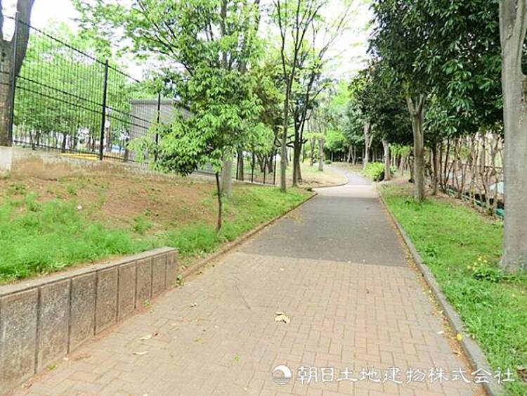 周辺 【荏田猿田公園】500ｍ　草原や木々の豊かな緑を感じられる穏やかな公園です。遊具が揃っており、お子様が思いっきり遊べる広々としたスポットです。