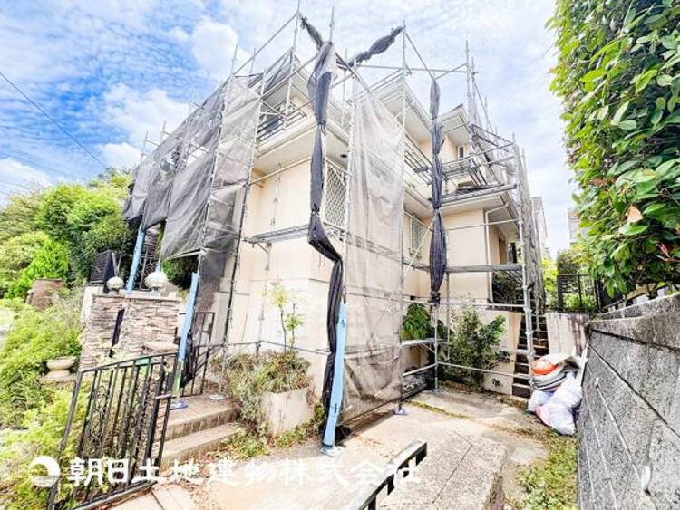 キッチン 大切な家族、お客様をお迎えする玄関は住宅の入口。落ち着いた雰囲気。