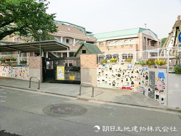 周辺 【初音丘幼稚園】310ｍ　遊びと学びのバランスがよく評価の高い幼稚園です。遠足や制作、クッキングなどの体験学習も充実しており、お子様の経験値をしっかり積むことができます。