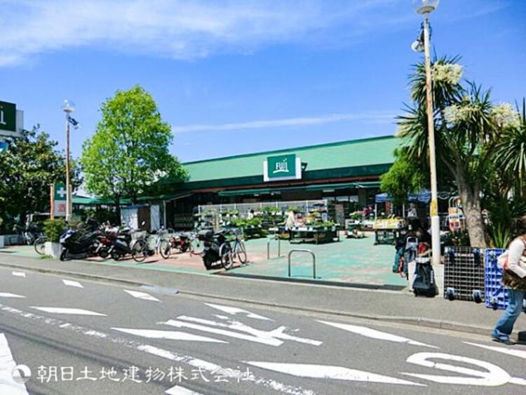 周辺 【ＦＵＪＩ新桜ヶ丘】1480ｍ　7時〜24時営業で、環状2号線沿いに89台の大型駐車場を完備。安心・安全な食品の豊富な品揃えに加え、敷地内にATMやクリーニング店もあり利便性が良いです。