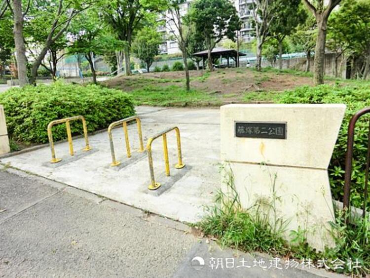 周辺 【藤塚第二公園】210ｍ　横浜市保土ケ谷区の住宅街にあり、子供が走り回れる広さがあります。敷地内には砂場やブランコ、すべり台などの遊具を完備。初音ケ丘地区センターに隣接する便利な公園です。
