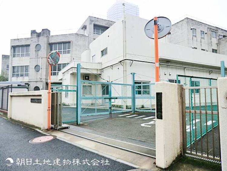 周辺 【子安小学校】950ｍ　開放的な広いテラスや廊下を備えたセミオープン型の校舎で、豊かな体験と地域とのつながりを大切にする学校です。