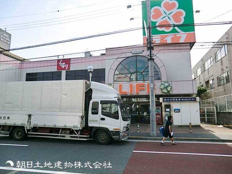 周辺 【ライフ大口店】860ｍ　深夜0時まで営業しており、ドラッグストアなども併設された大型店舗。豊富な品揃えと便利な駐車場で日々の買物を快適にサポートします。