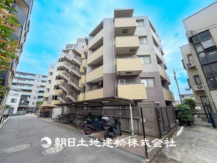 外観 【外観・立地】家族の色を映し出す洗練された邸宅は、ずっと輝き続けながらいつしか街の風景に溶け込み人と共に歩んいきます。