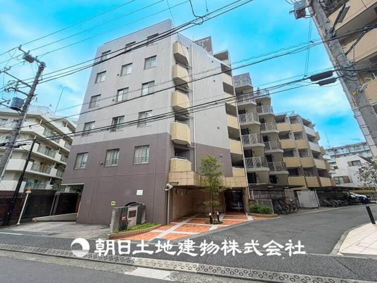 外観 【外観写真】家族の色を映し出す洗練された邸宅は、ずっと輝き続けながらいつしか街の風景に溶け込んでいきます。
