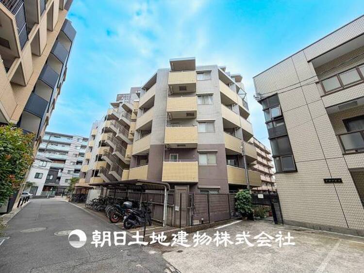 外観 【外観・立地】時代の流行ではなく拘りを貫く。シックなカラートーンで街並みに溶け込む外観は、絶妙なバランスで輝きを放ちます