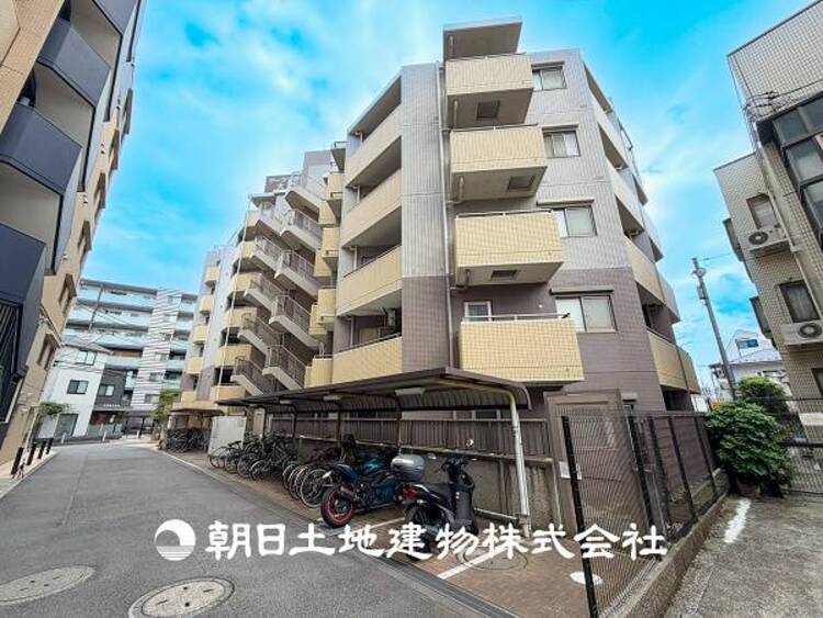 外観 【外観・立地】家族の色を映し出す洗練された邸宅は、ずっと輝き続けながらいつしか街の風景に溶け込み人と共に歩んいきます。