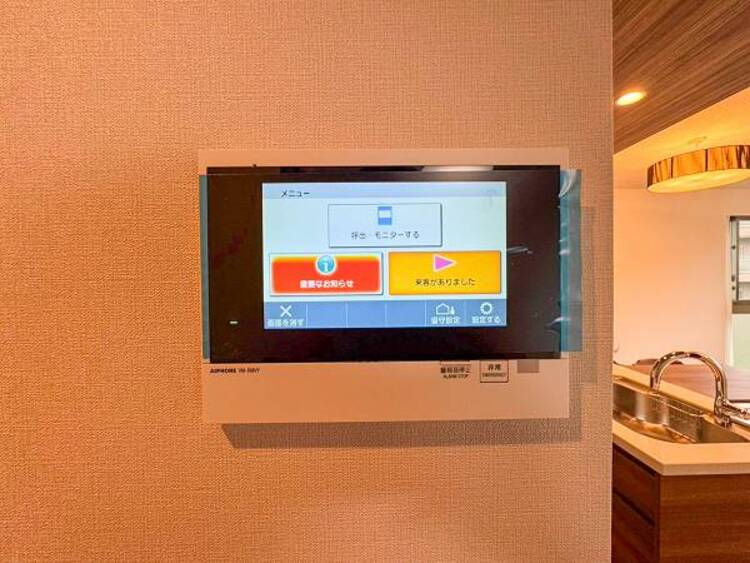設備 【モニター付インターホン】お子様のお留守番にも安心なＴＶモニタ付インタホン。来客者を確認できる上に留守中の録画もできます