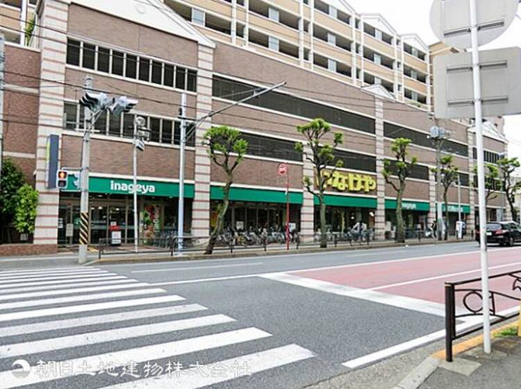 周辺 【いなげや川崎宮前平駅前店】770ｍ　宮前平駅から徒歩約2分とアクセス抜群で、豊富な品揃えの生鮮食品や広々とした駐車場を備える地域住民の頼れるスーパー。