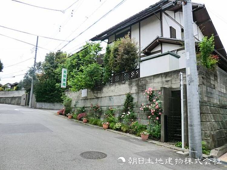 周辺 【菊岡医院】320ｍ　宮前平駅や鷺沼駅から徒歩圏内、小台公園に隣接する閑静な住宅街にあり、四季折々の花々に囲まれた温かい雰囲気で地域に親しまれるホームドクター。