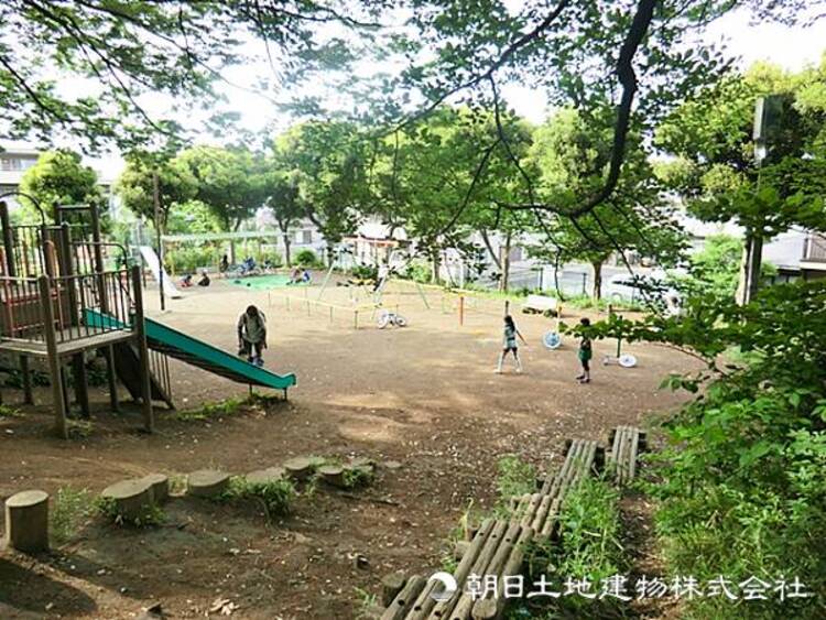 周辺 【有馬ふるさと公園】1350ｍ　豊かな緑の雑木林や斜面を生かした公園。秘密基地のような複合遊具があり、プレーパークも開催される子どもたちの遊び場。