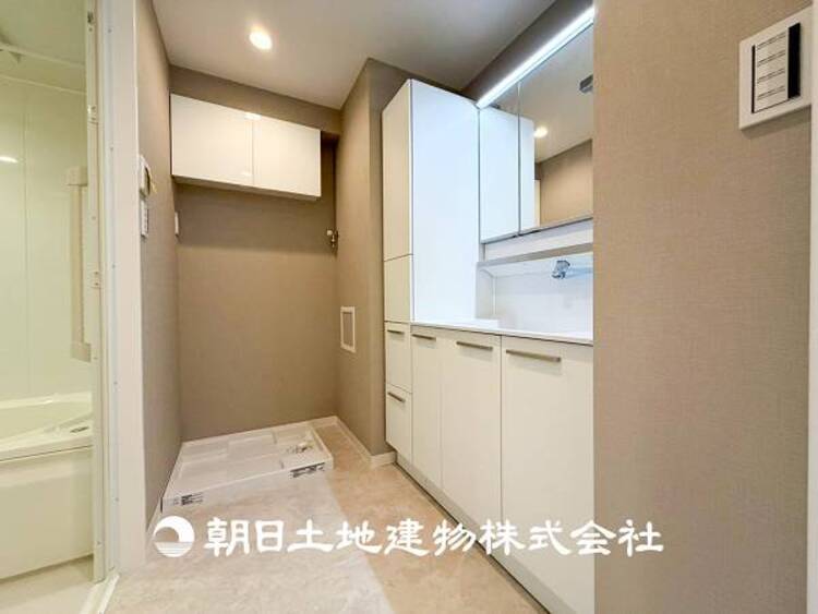 洗面 【洗面化粧台】広々とした洗面台は日々の身だしなみチェックや歯磨きなど、朝の慌ただしい時間でも心に余裕とゆとりが生まれます