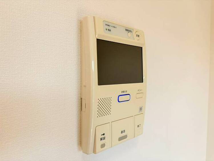 設備 【モニター付インターホン】お子様のお留守番にも安心なＴＶモニタ付インタホン。来客者を確認できる上に留守中の録画もできます