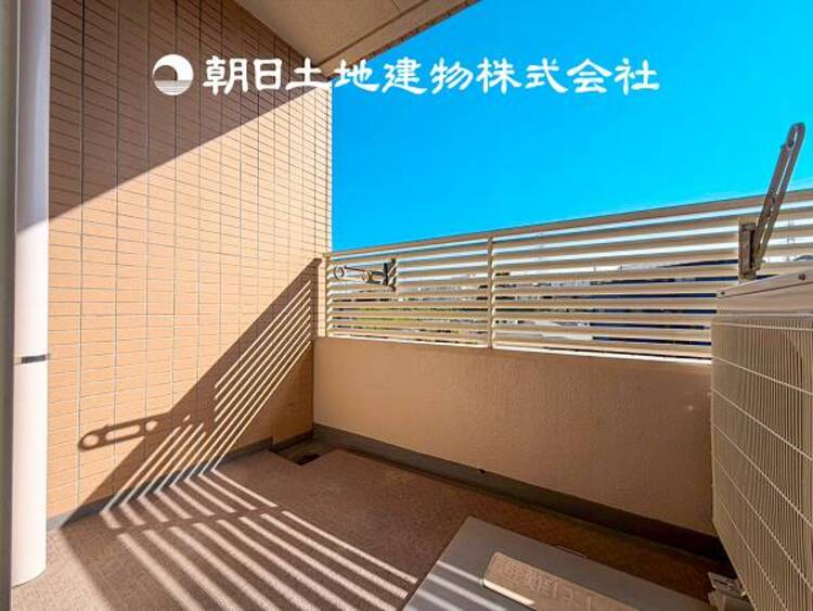 バルコニー 【バルコニー】太陽に愛された家。陽当り・通風に優れた魅力的で快適さを追求したプライベート空間です。