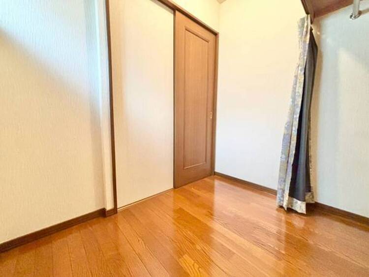 収納 たくさんの洋服をかけることができる収納力と取り出しやすさが魅力のウォークインクローゼット。普段使わない家電やスーツケース、ストック品など何でも片付く嬉しい空間です。
