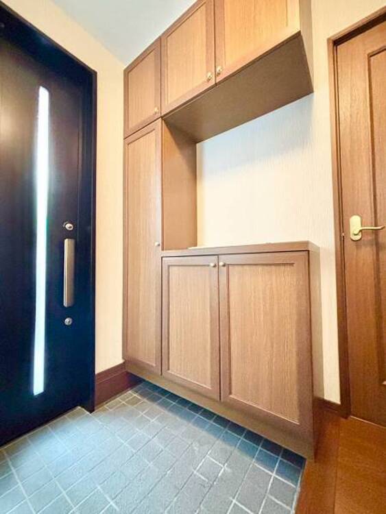 収納 清潔感のある空間を保てるよう、収納スペースを広く設けており、たくさんある靴も収納できますし、玄関をスッキリ綺麗な空間に纏めます。